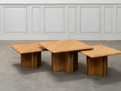 Ensemble de trois tables gigognes en chêne blond, années 80