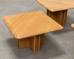 Ensemble de trois tables gigognes en chêne blond, années 80