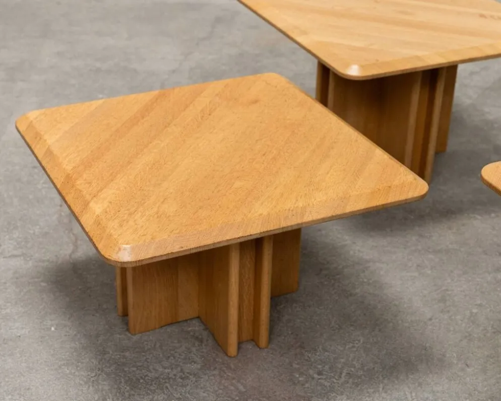 Ensemble de trois tables gigognes en chêne blond, années 80