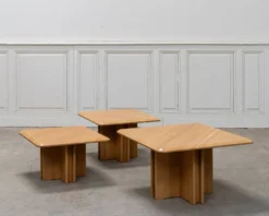 Ensemble de trois tables gigognes en chêne blond, années 80