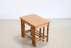 Ensemble de trois tables gigognes en chêne attribuées à Henning Kjærnulf.
