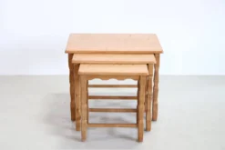 Ensemble de trois tables gigognes en chêne attribuées à Henning Kjærnulf.