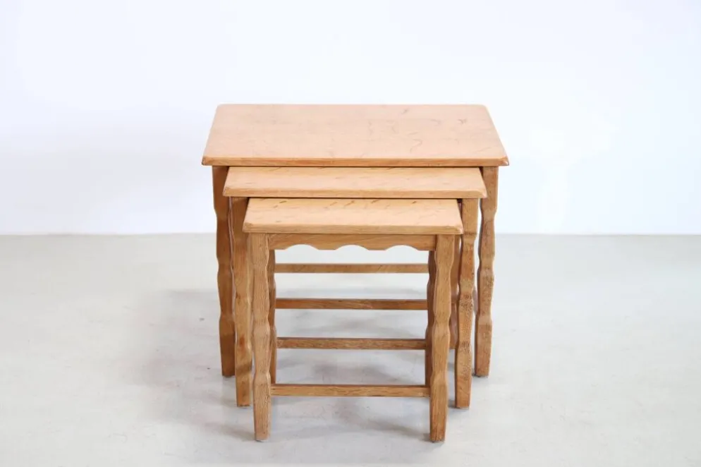 Ensemble de trois tables gigognes en chêne attribuées à Henning Kjærnulf.