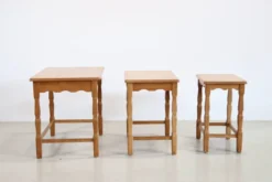Ensemble de trois tables gigognes en chêne attribuées à Henning Kjærnulf.