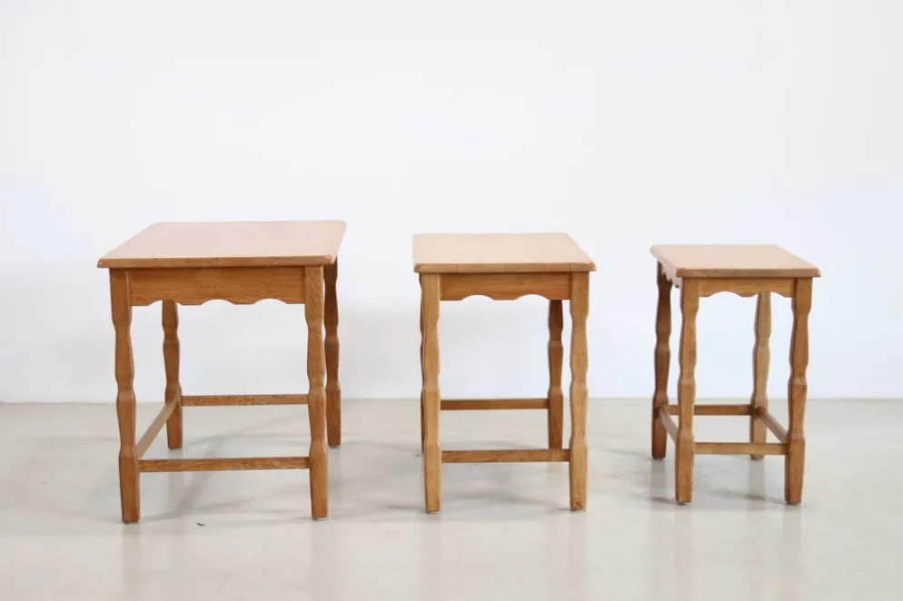 Ensemble de trois tables gigognes en chêne attribuées à Henning Kjærnulf.