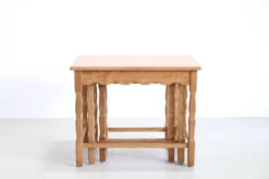 Ensemble de trois tables gigognes en chêne attribuées à Henning Kjærnulf.