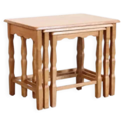 Ensemble de trois tables gigognes en chêne attribuées à Henning Kjærnulf.