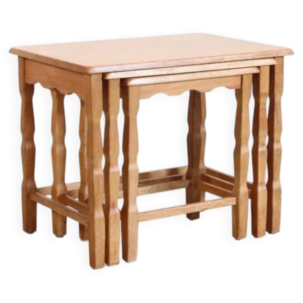 Ensemble de trois tables gigognes en chêne attribuées à Henning Kjærnulf.
