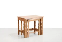 Ensemble de trois tables gigognes en chêne attribuées à Henning Kjærnulf.