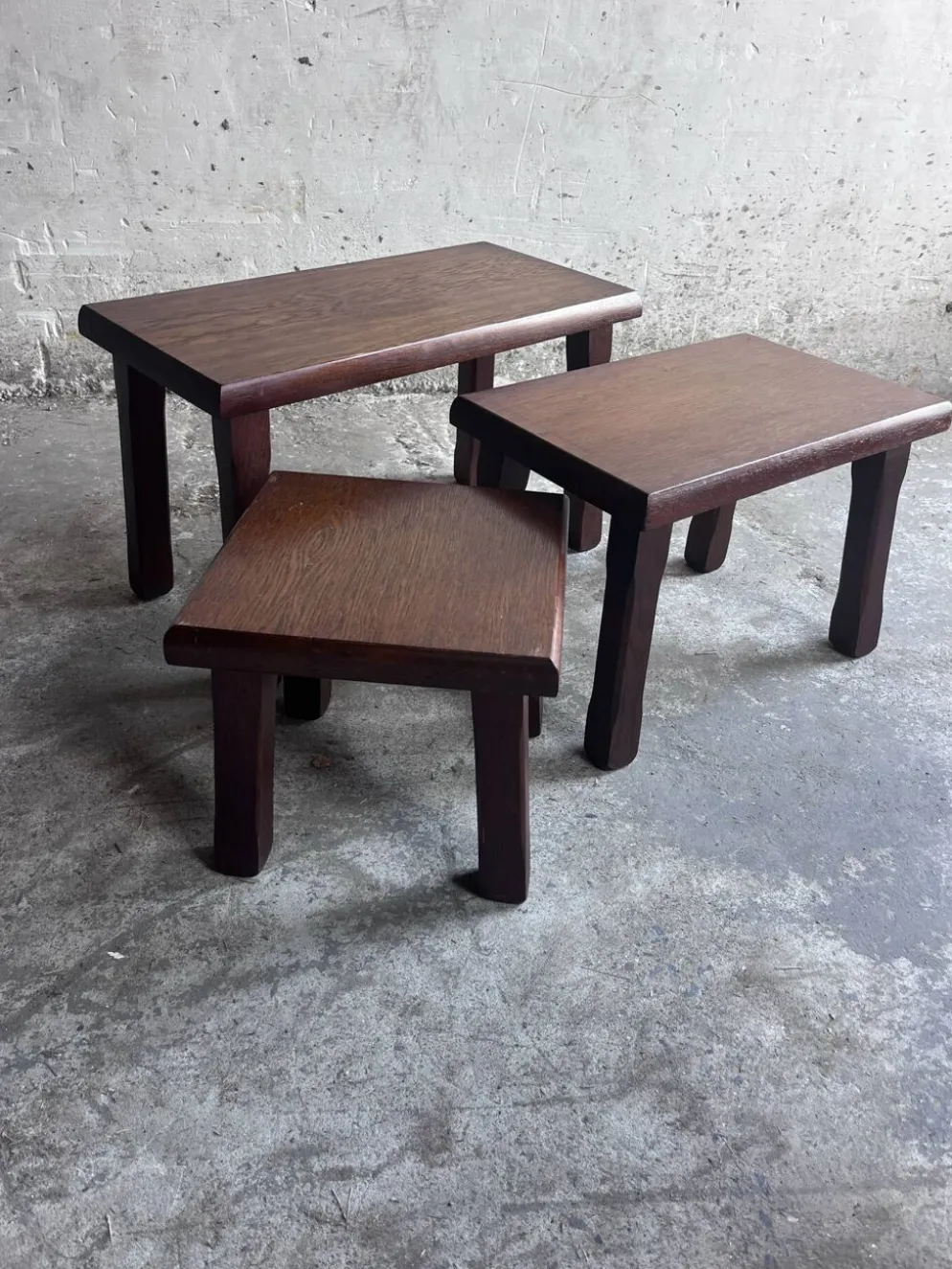 Ensemble de trois tables gigognes brutalistes, années 1970.