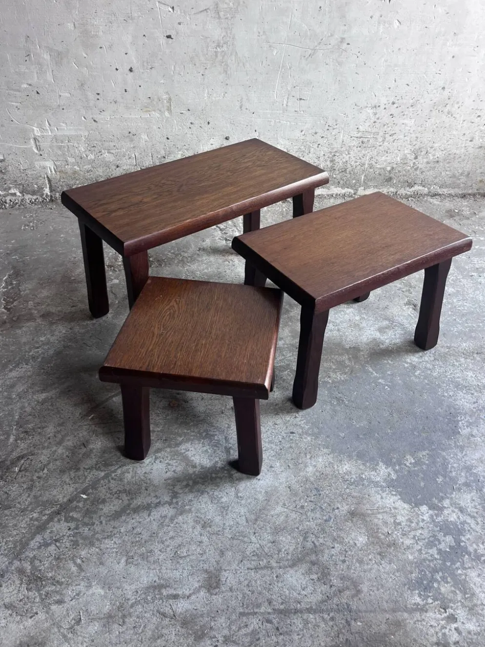 Ensemble de trois tables gigognes brutalistes, années 1970.