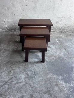 Ensemble de trois tables gigognes brutalistes, années 1970.