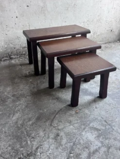 Ensemble de trois tables gigognes brutalistes, années 1970.