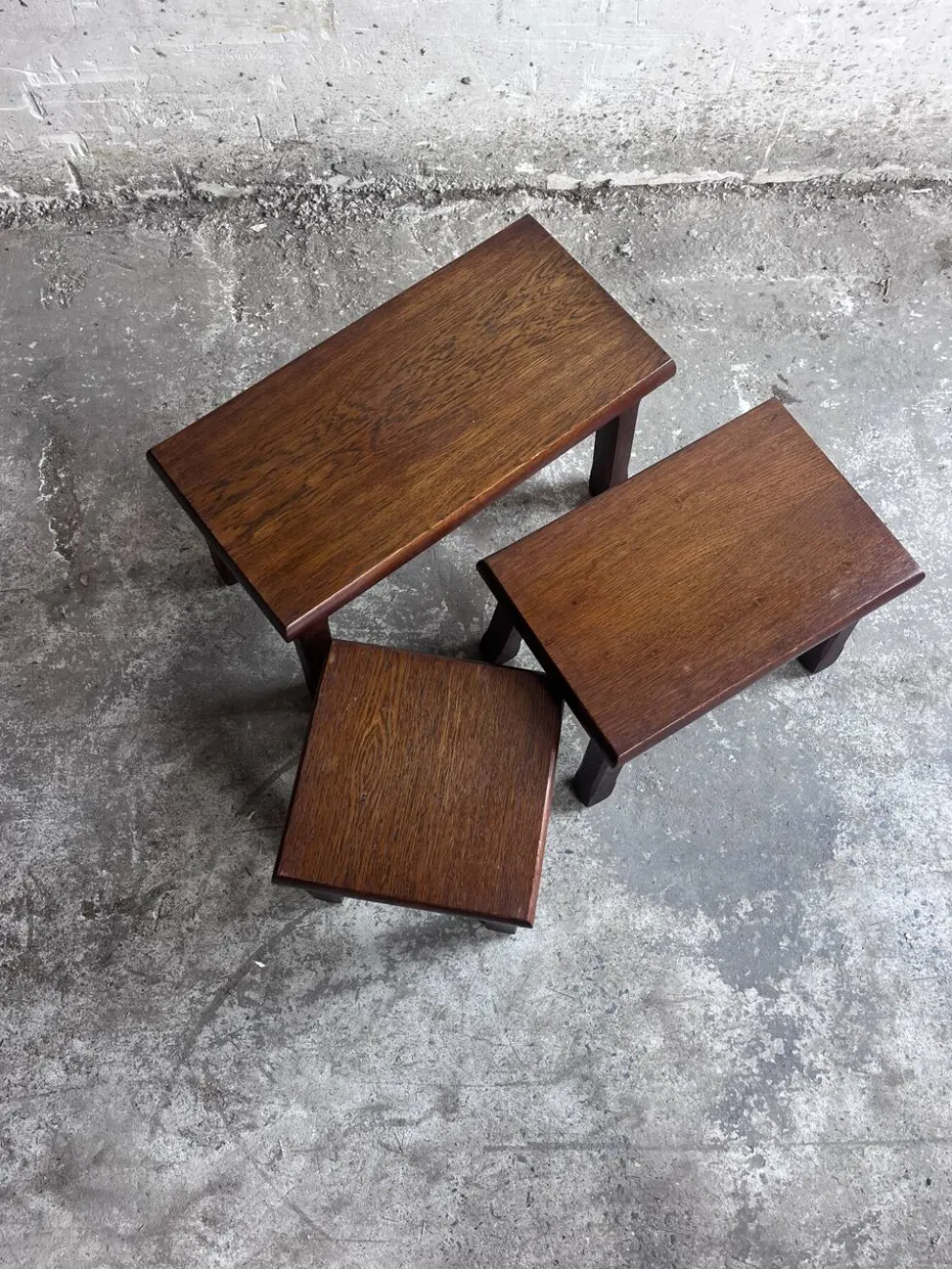 Ensemble de trois tables gigognes brutalistes, années 1970.