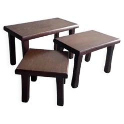 Ensemble de trois tables gigognes brutalistes, années 1970.