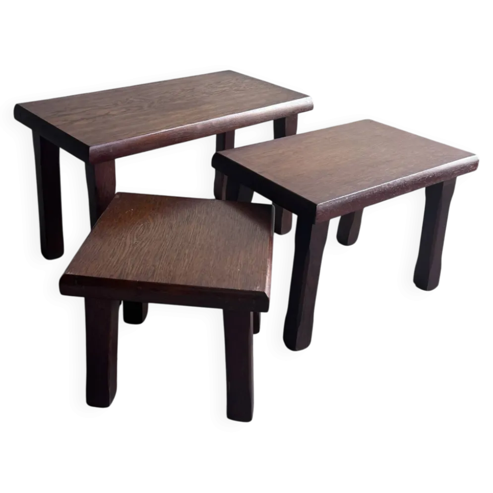 Ensemble de trois tables gigognes brutalistes, années 1970.