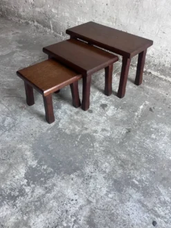 Ensemble de trois tables gigognes brutalistes, années 1970.