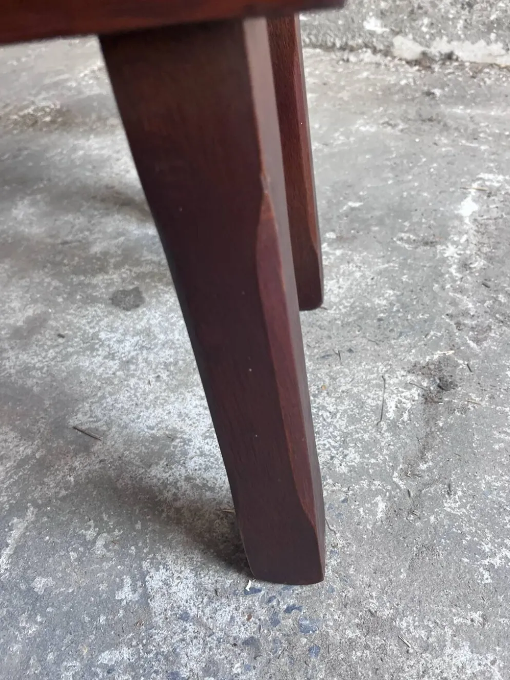 Ensemble de trois tables gigognes brutalistes, années 1970.