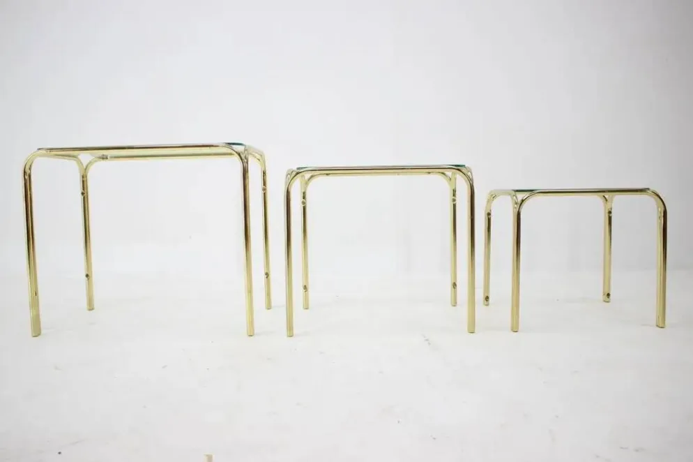 Ensemble de trois tables gigognes des années 1980.