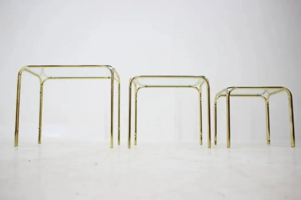 Ensemble de trois tables gigognes des années 1980.