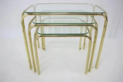 Ensemble de trois tables gigognes des années 1980.