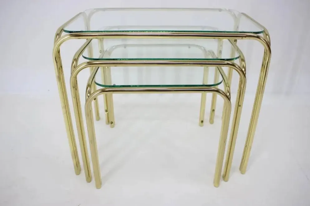 Ensemble de trois tables gigognes des années 1980.