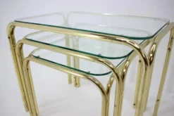 Ensemble de trois tables gigognes des années 1980.