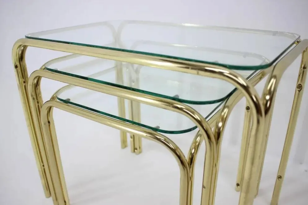 Ensemble de trois tables gigognes des années 1980.