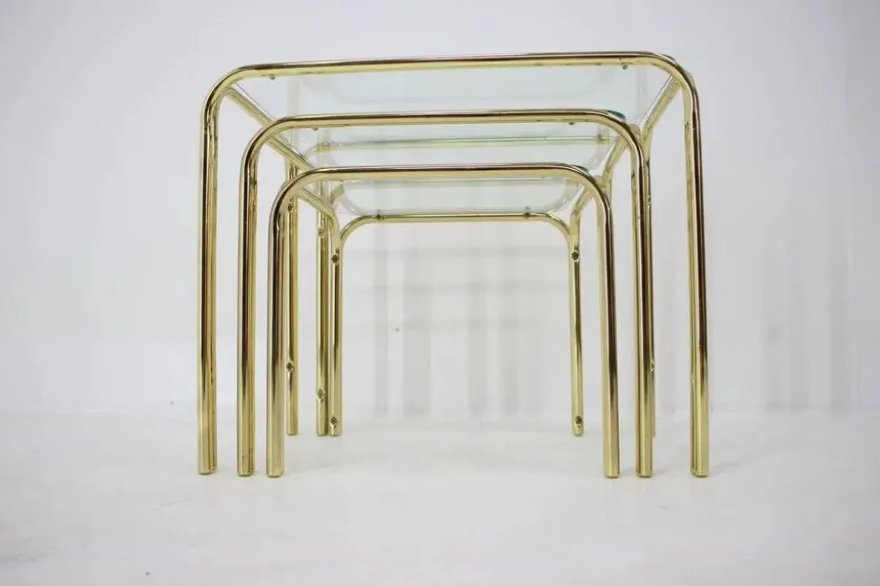 Ensemble de trois tables gigognes des années 1980.