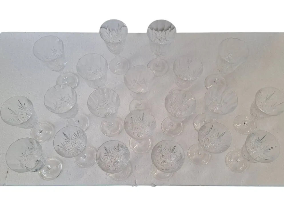 Ensemble de 20 verres en cristal taillé à la main (1985)