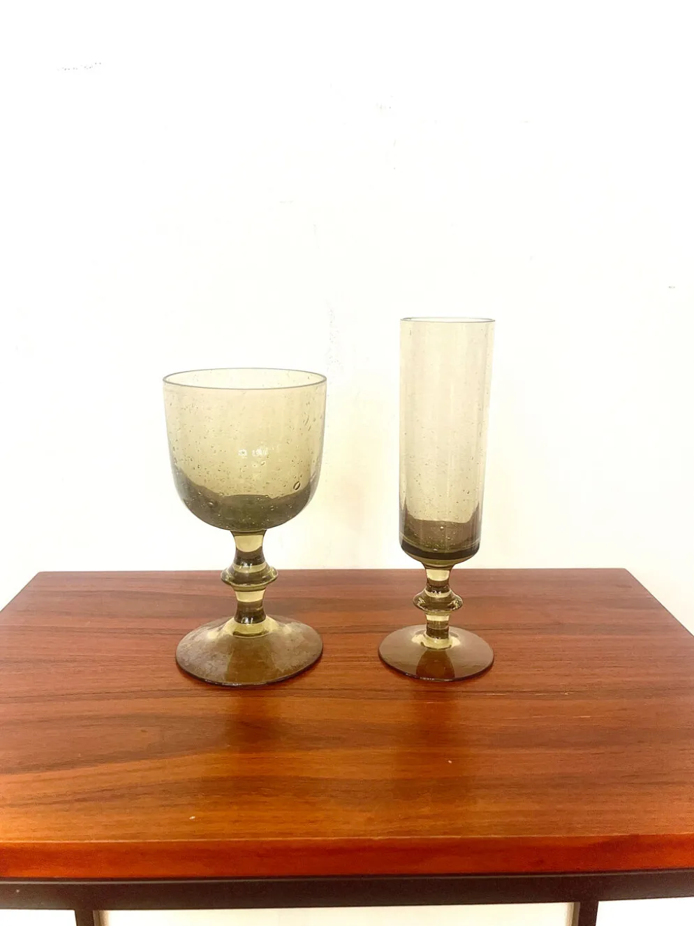 Ensemble de 8 verres fumés de biot — verre soufflé bouche, années 1970