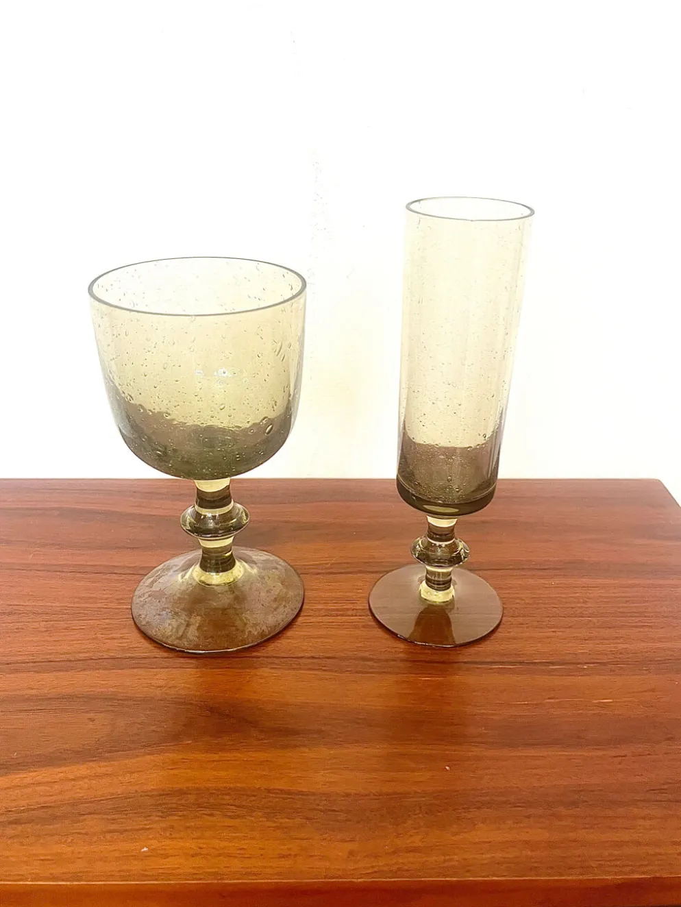 Ensemble de 8 verres fumés de biot — verre soufflé bouche, années 1970
