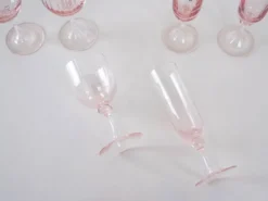 Ensemble de verres roses, design français, années 1970, fabriquées en France.