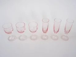Ensemble de verres roses, design français, années 1970, fabriquées en France.