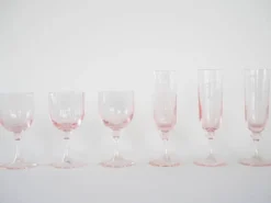 Ensemble de verres roses, design français, années 1970, fabriquées en France.