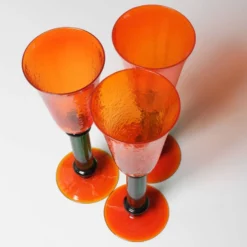 Ensemble de 3 verres à tige vintage orange et vert / Kosta Boda / Suède / 1980