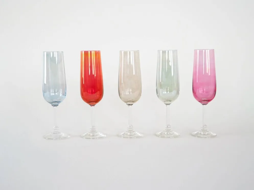 Ensemble de verres à vin colorés, années 1960, fabriqués en Tchécoslovaquie.