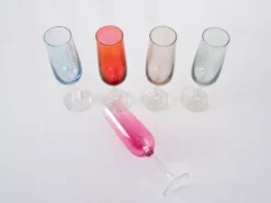 Ensemble de verres à vin colorés, années 1960, fabriqués en Tchécoslovaquie.