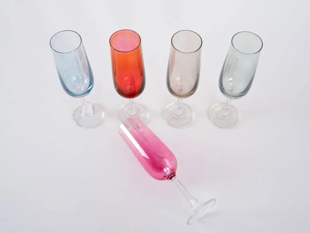 Ensemble de verres à vin colorés, années 1960, fabriqués en Tchécoslovaquie.