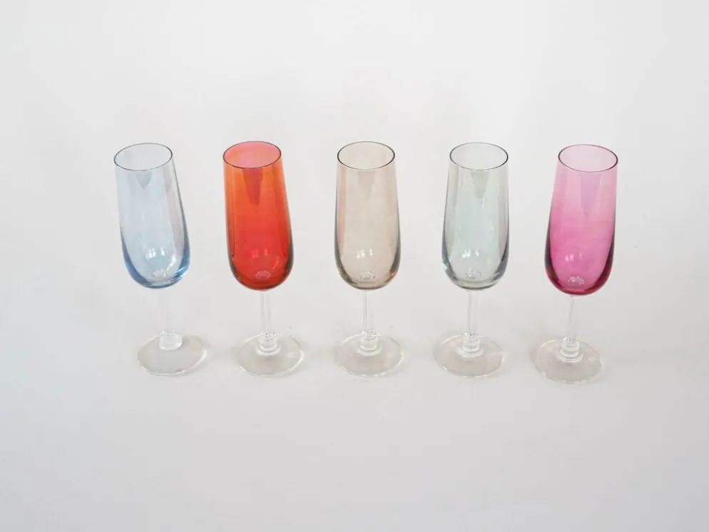 Ensemble de verres à vin colorés, années 1960, fabriqués en Tchécoslovaquie.