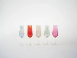 Ensemble de verres à vin colorés, années 1960, fabriqués en Tchécoslovaquie.