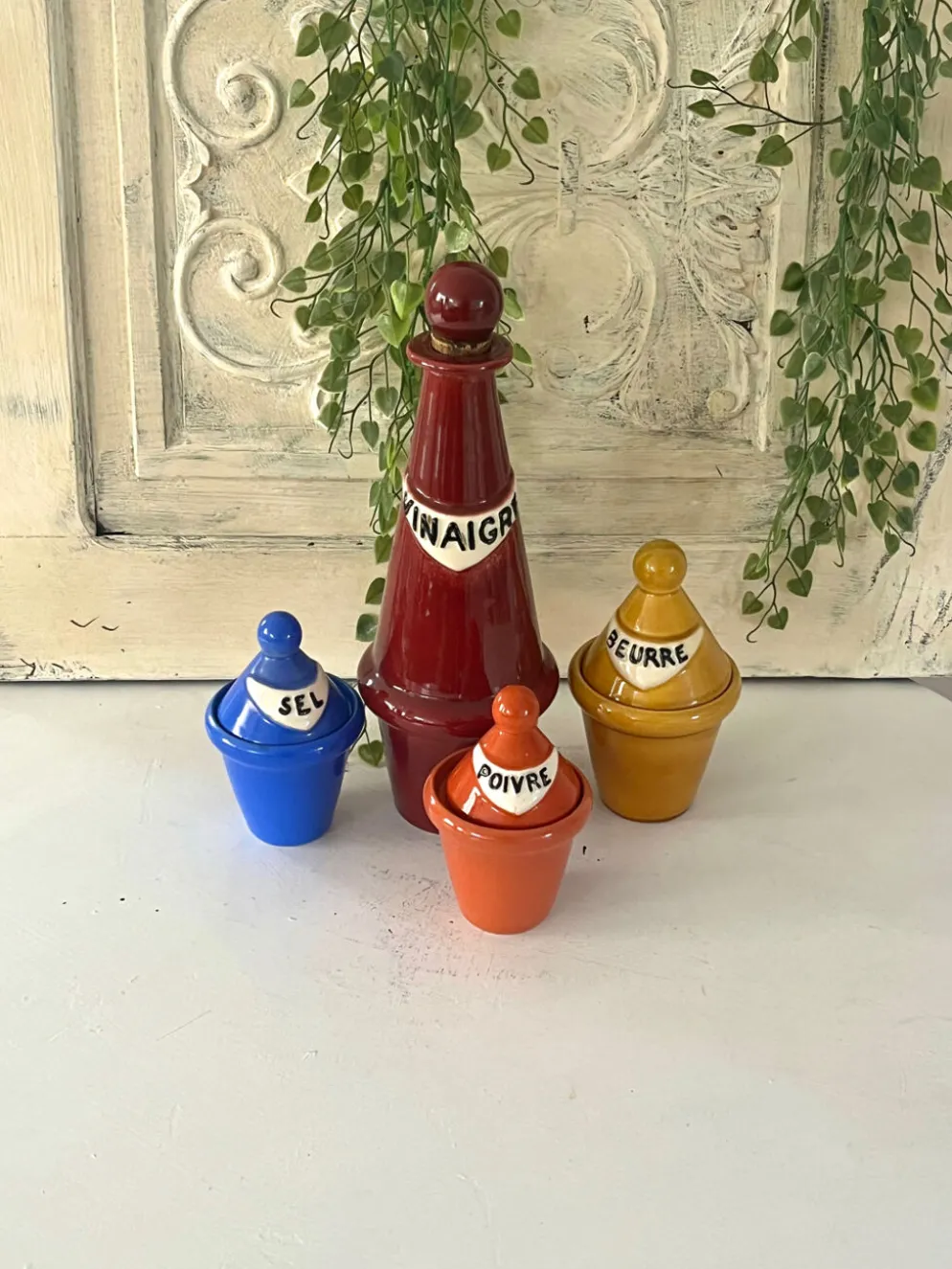 Ensemble de vinaigrette en céramique français des années 1950, style Pol Chambost.