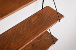 Ensemble d'étagères en bois minimalistes