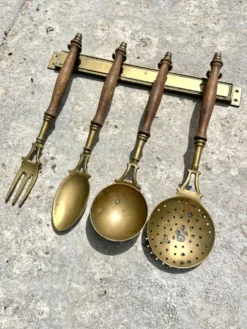 Ensemble d'ustensiles de cuisine en laiton, monté au mur avec des poignées en bois, vin français.