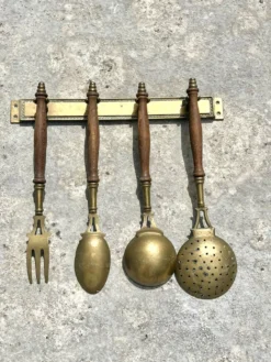 Ensemble d'ustensiles de cuisine en laiton, monté au mur avec des poignées en bois, vin français.