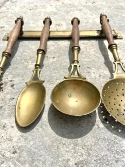 Ensemble d'ustensiles de cuisine en laiton, monté au mur avec des poignées en bois, vin français.