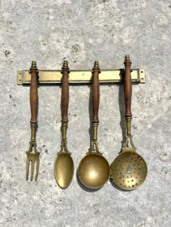 Ensemble d'ustensiles de cuisine en laiton, monté au mur avec des poignées en bois, vin français.