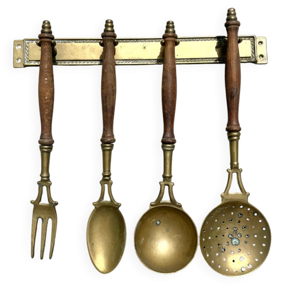 Ensemble d'ustensiles de cuisine en laiton, monté au mur avec des poignées en bois, vin français.