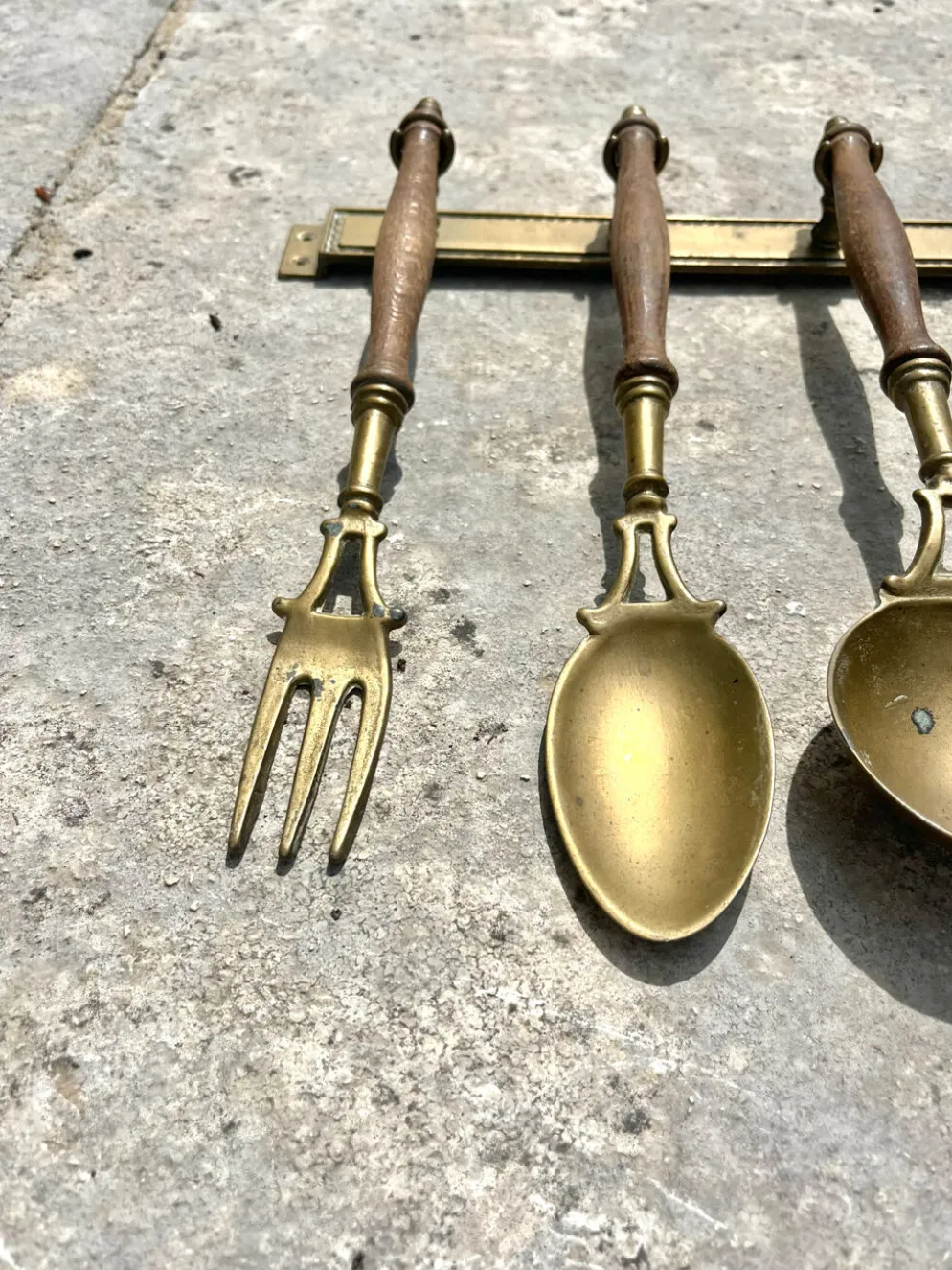 Ensemble d'ustensiles de cuisine en laiton, monté au mur avec des poignées en bois, vin français.