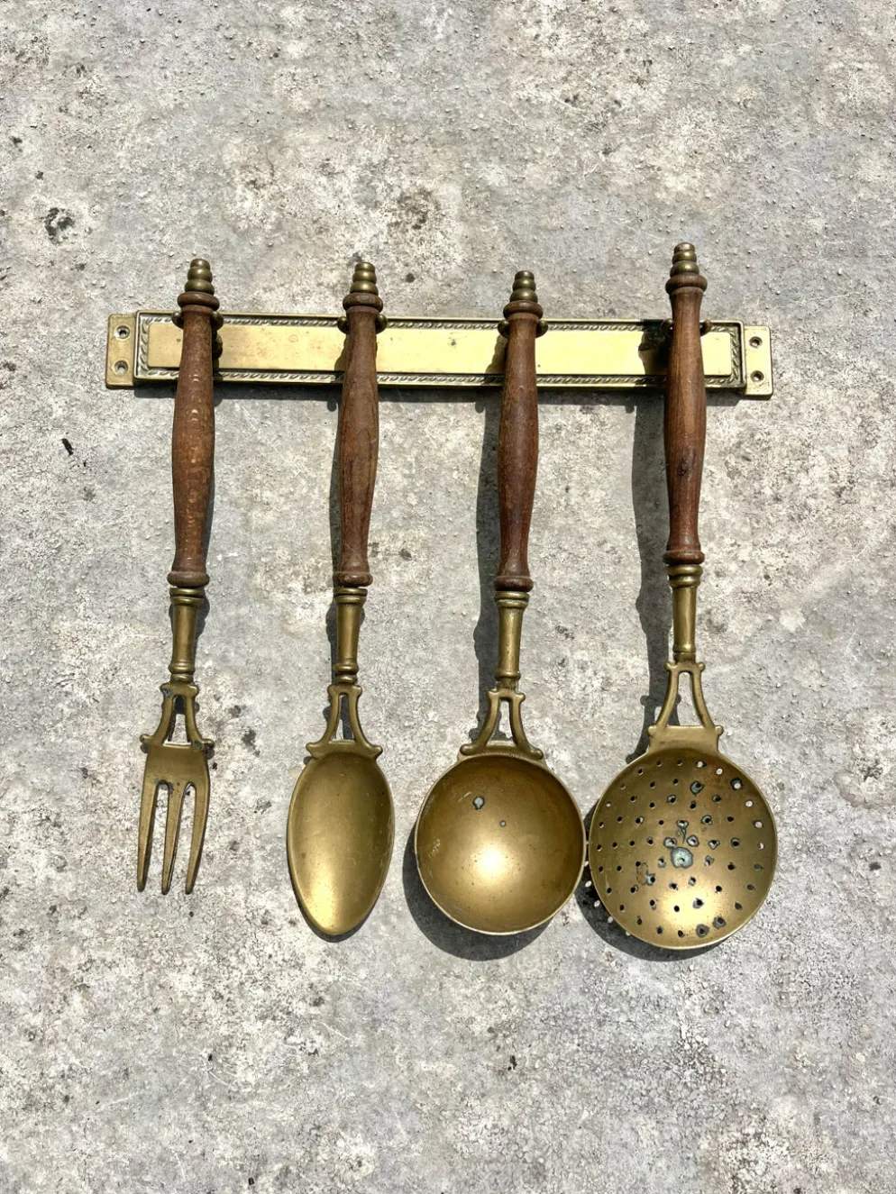 Ensemble d'ustensiles de cuisine en laiton, monté au mur avec des poignées en bois, vin français.